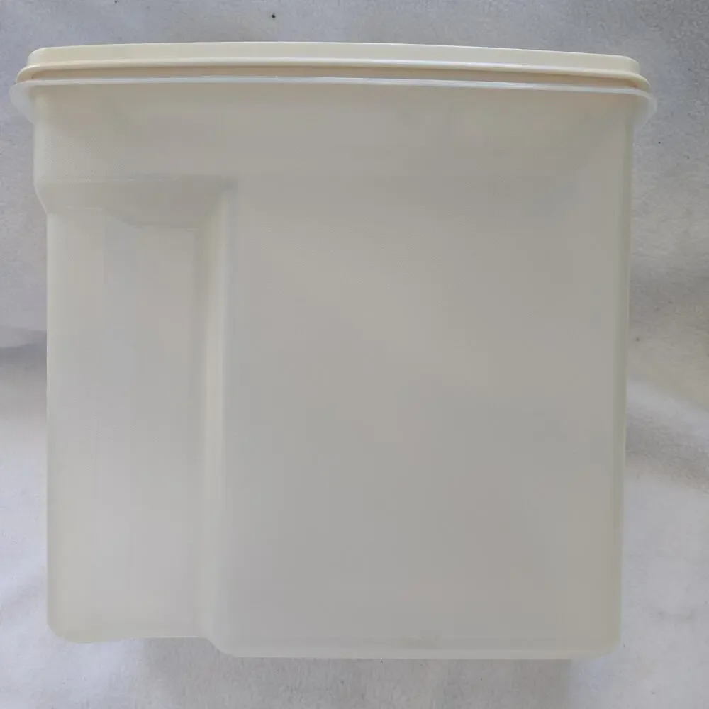 Vintage RUBBERMAID 13 cups #3 Dry Cereal Storage 0091 - Sheer W/Almond Lid